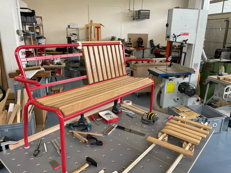 Upcycling einer roten Gartenbank