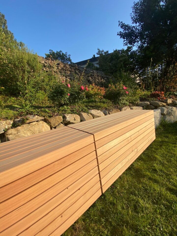 Holzbank auf einer Blocksteinmauer