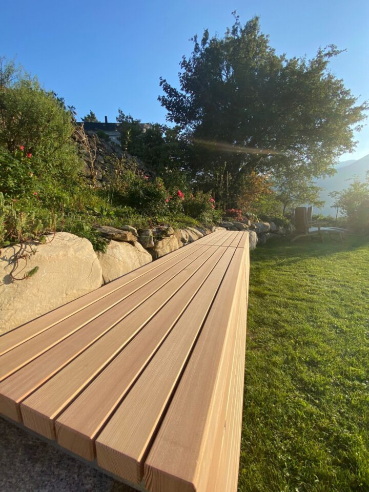 Holzbank auf Blocksteinmauer